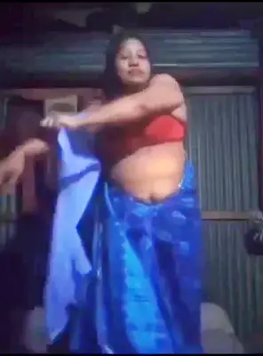 Desi Bhabhi Change Saree And Showing Boobs