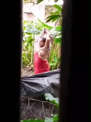 Neighbor Bhabhi Bathing Outdoor Spy Cam MMS