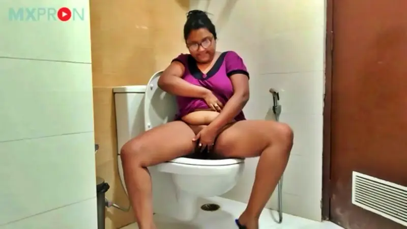 This Curvy Indian Girl Masturbate On The Toilet