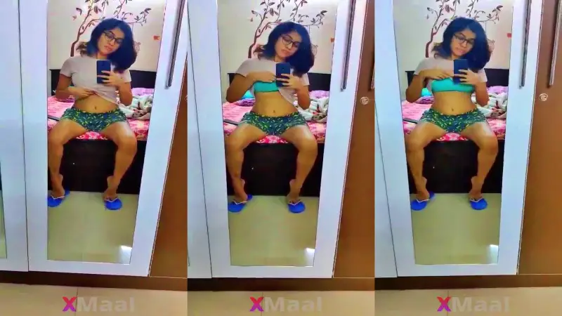 Delhi Girl Showing Boobs Selfie Cam MMS