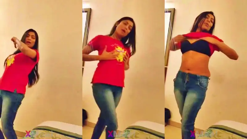Hot Girl Showing Boobs MMS